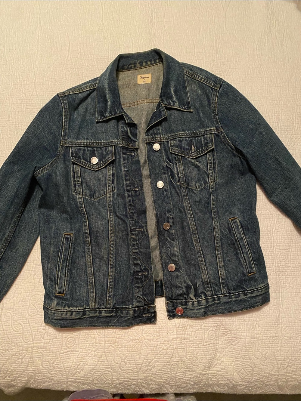 Gap Womenโs Classic Blue Denim Jacket